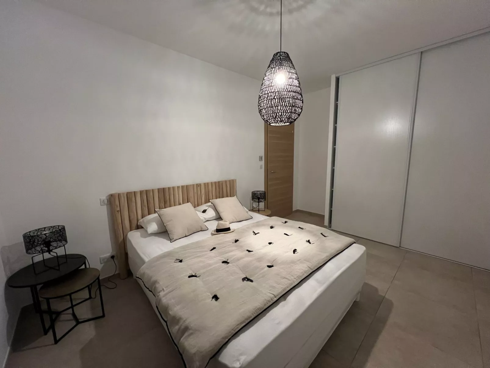 ISULA-RED_BEAUTIFUL_VIEW.-Drinnen