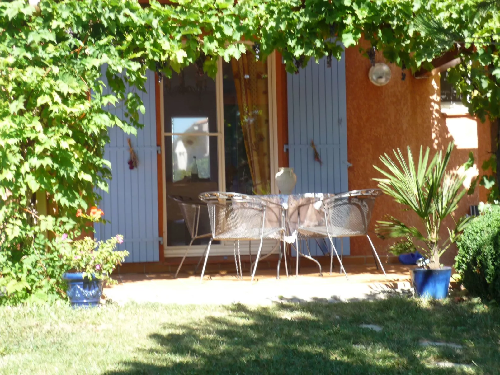 Komfortables Ferienhaus mit Gemeinschaftspool-Draußen