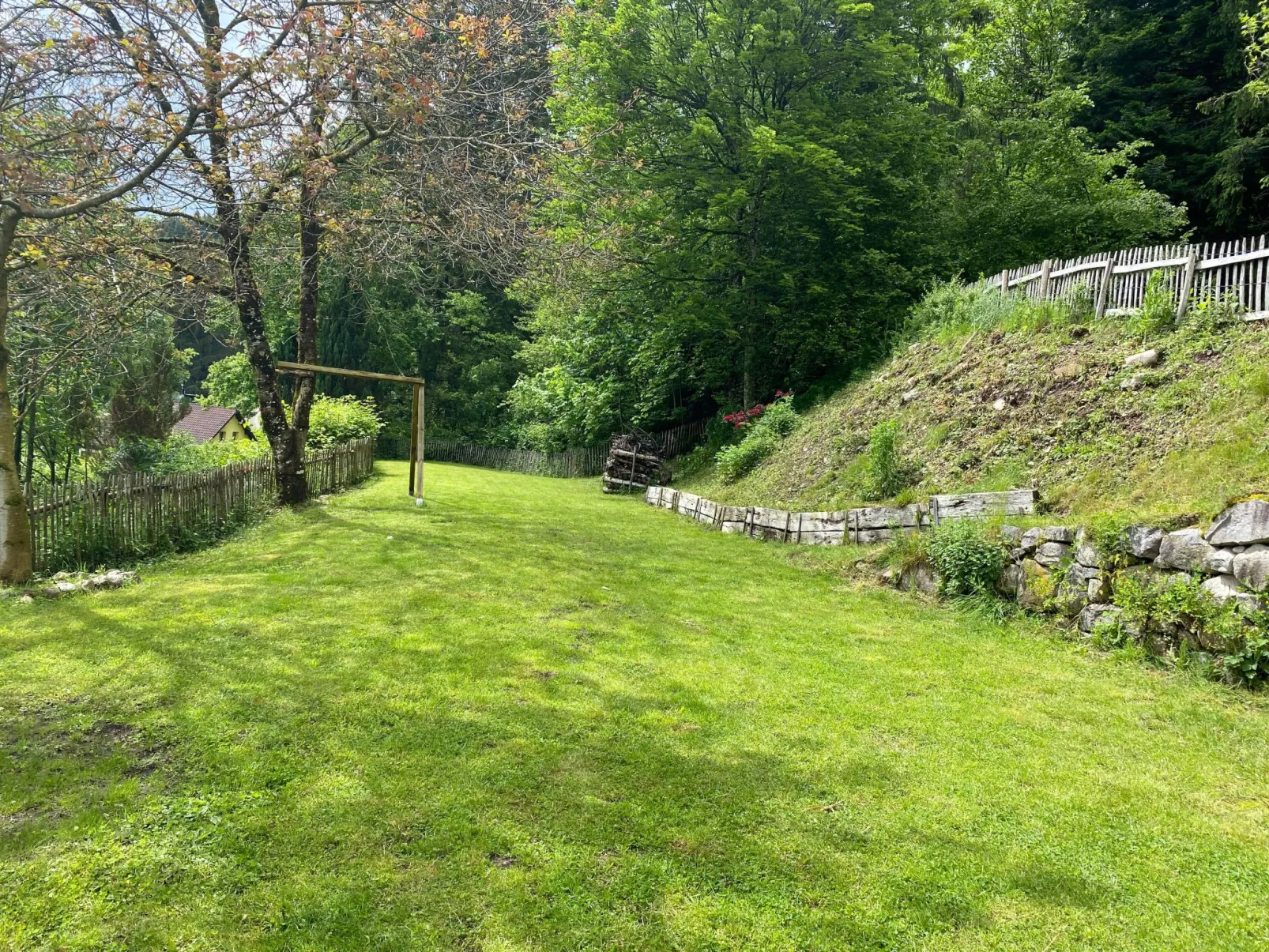 In Ventron mit eingezäuntem Garten-Outside