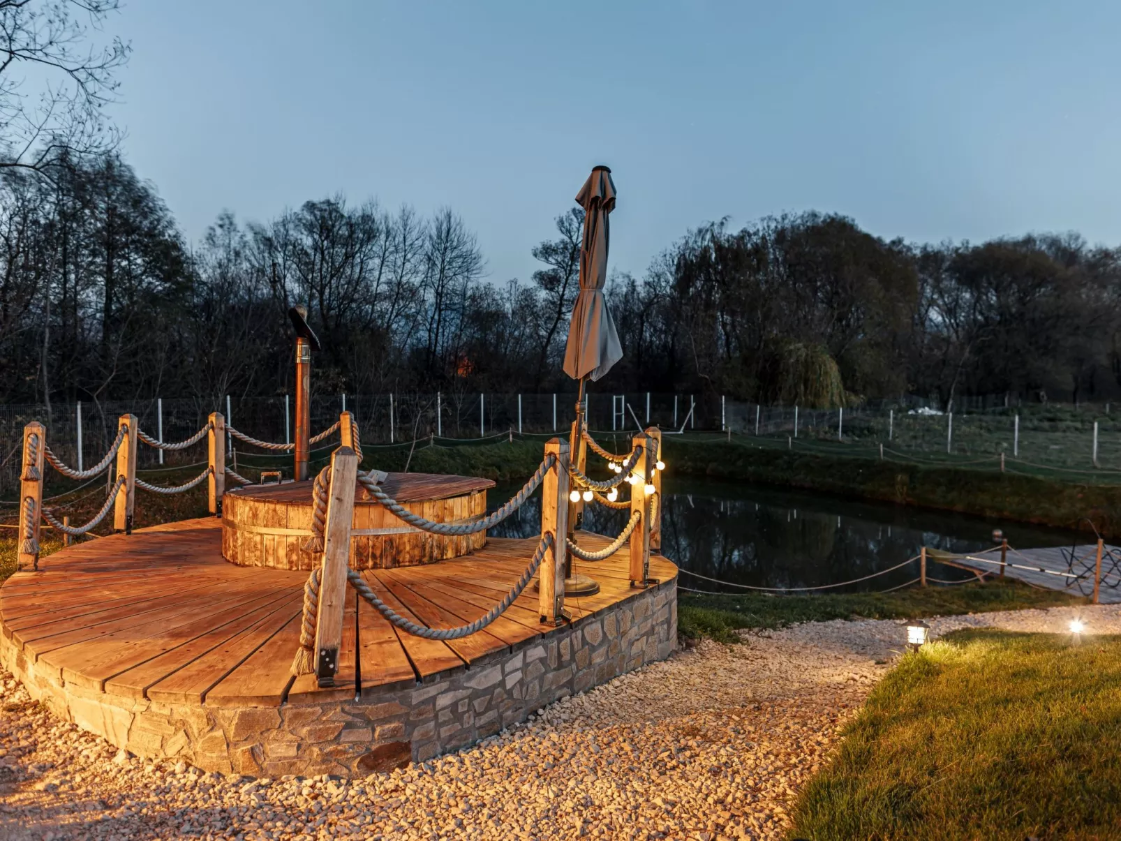 Kleines Haus mit Werkstatt-Outside