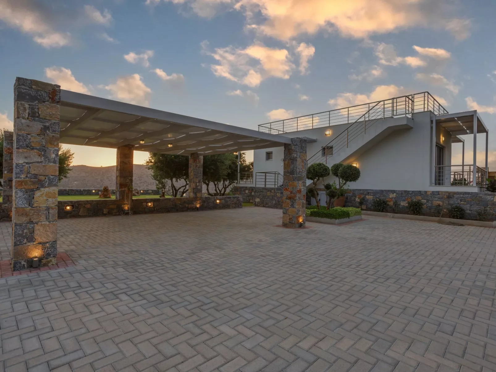 Villa mit Grillplatz und privatem beheiztem Pool-Dehors