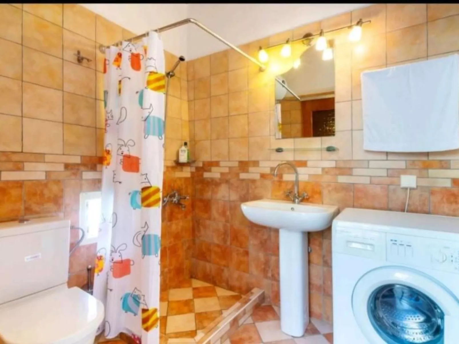 Mit Blick auf das Wasser-Drinnen