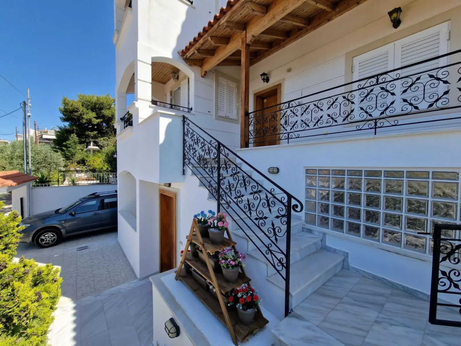 Vollständig umschlossene und großzügig angelegte dreistöckige Ferienvilla mit f-Image-tags.info