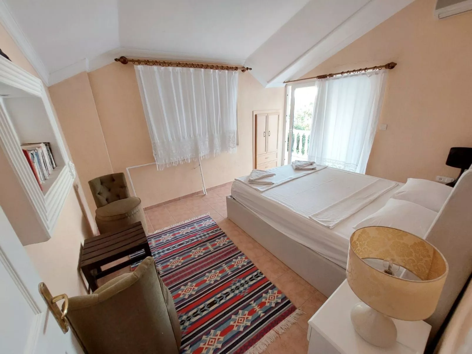 In Dalyan mit Bergblick-Drinnen