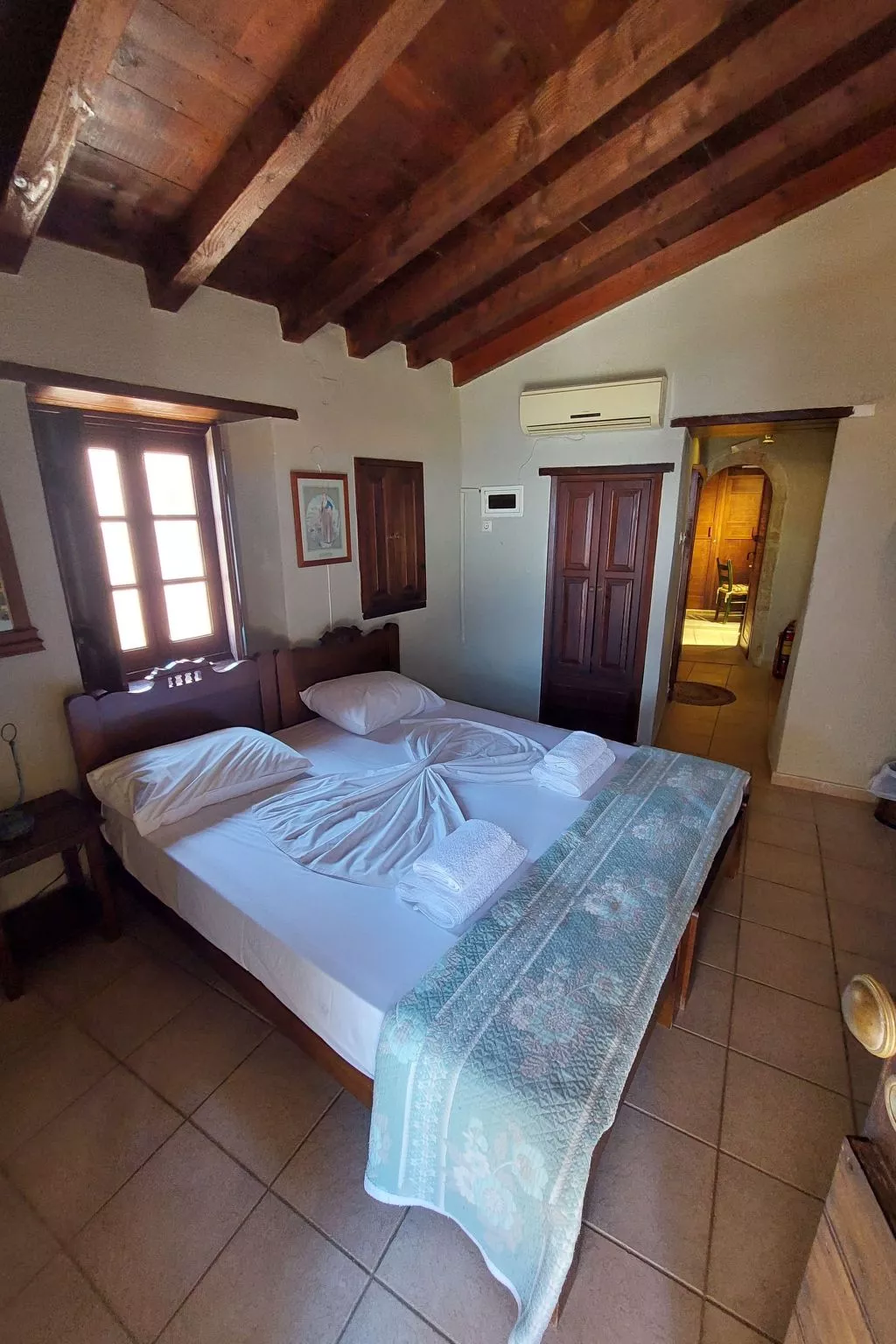 "Goulas" mit Blick auf das Wasser-Drinnen