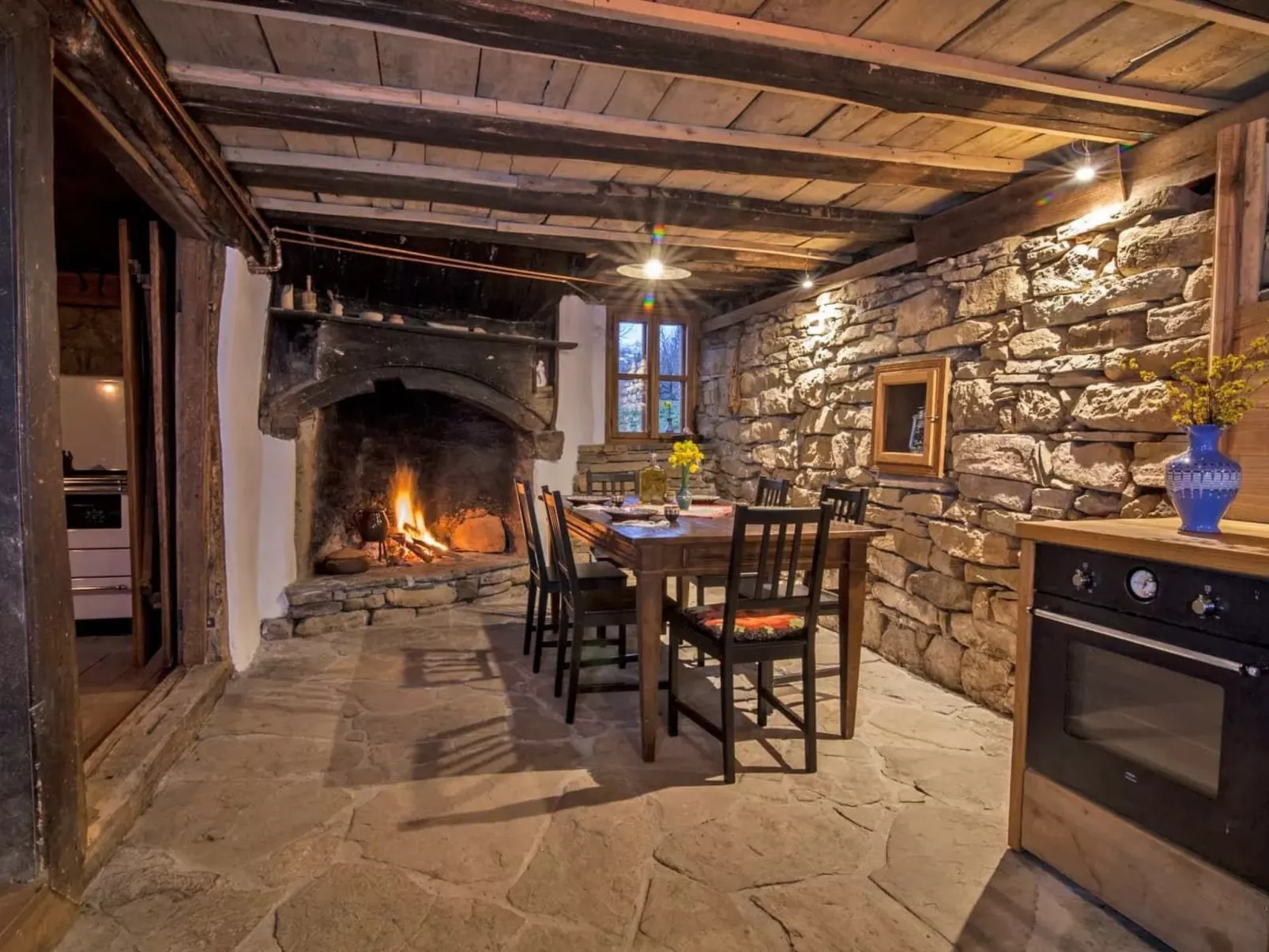 Authentisches Haus mit Bergblick - Karashka-Drinnen