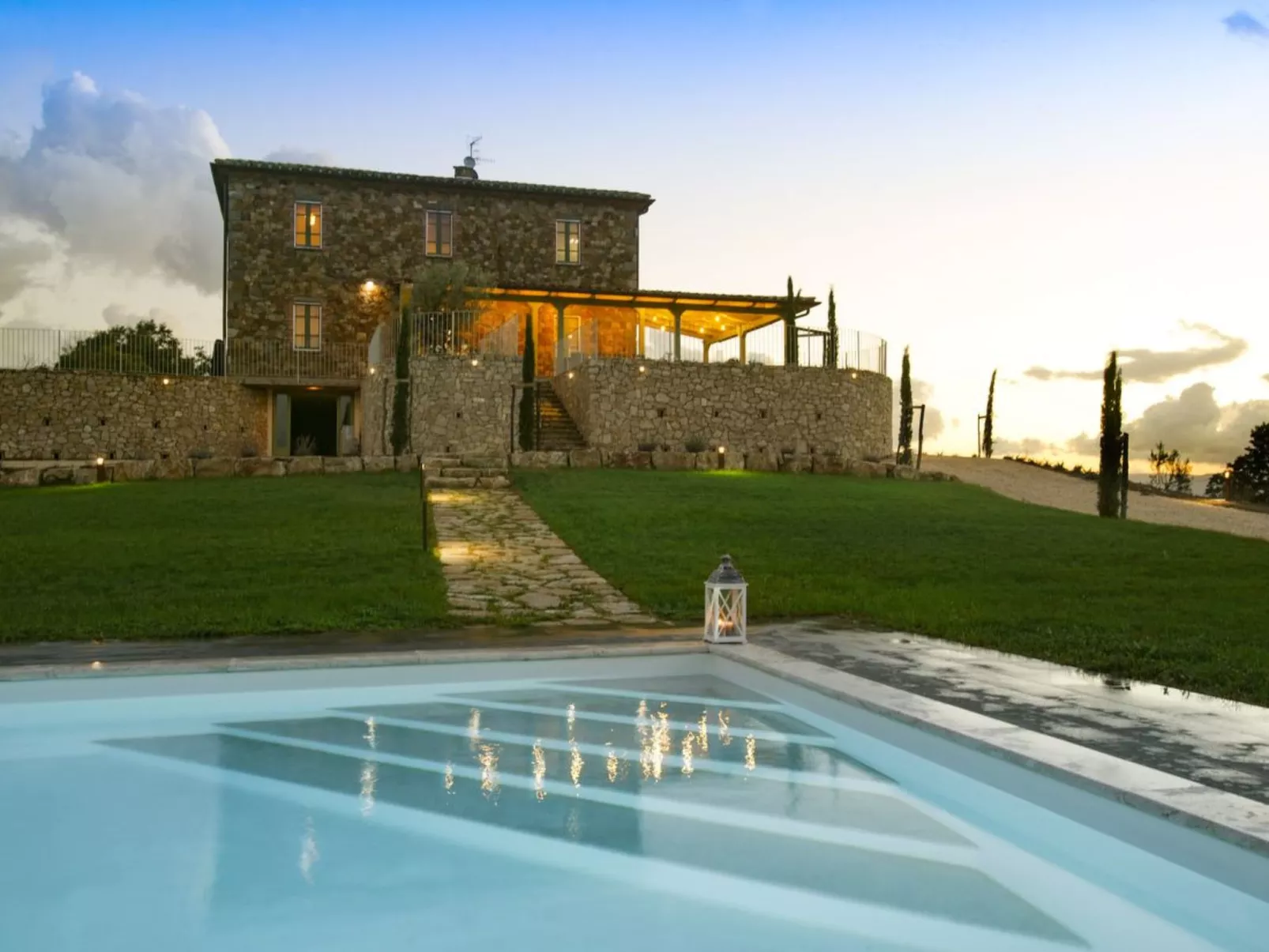 Villa mit Infinity-Pool-Outside