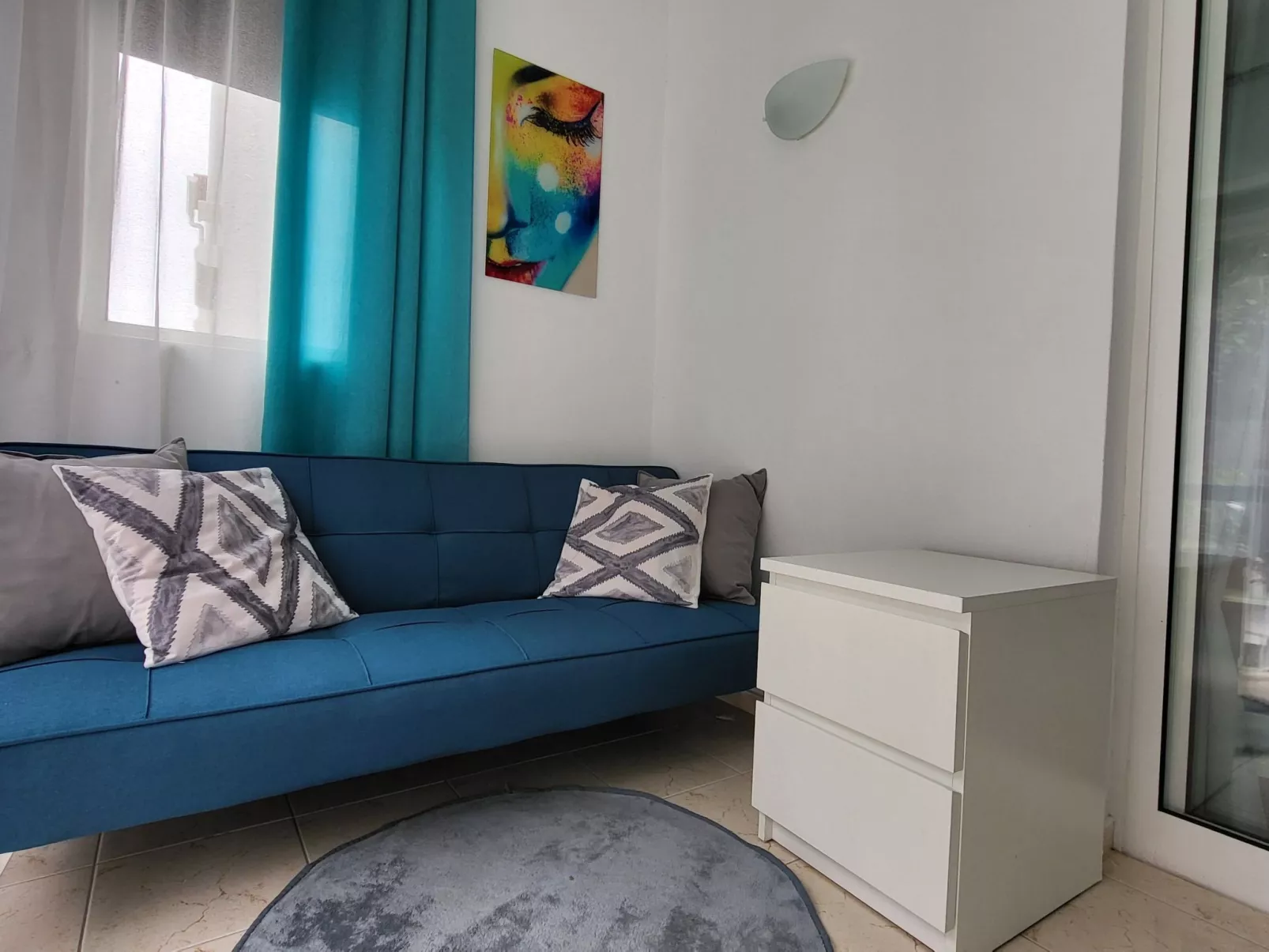 Wohnung mit Blick auf das Wasser-Drinnen