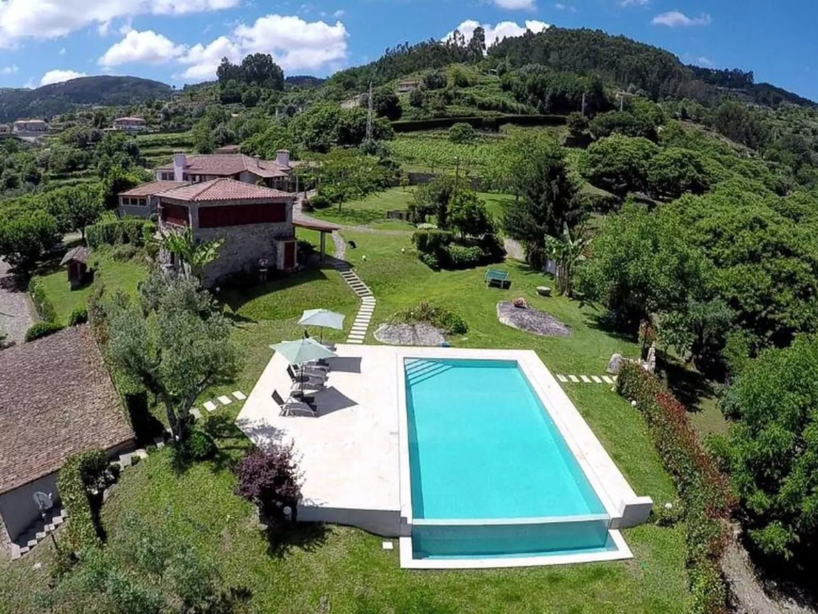 Fabelhafter Pool in einer atemberaubenden Landschaft-Draußen
