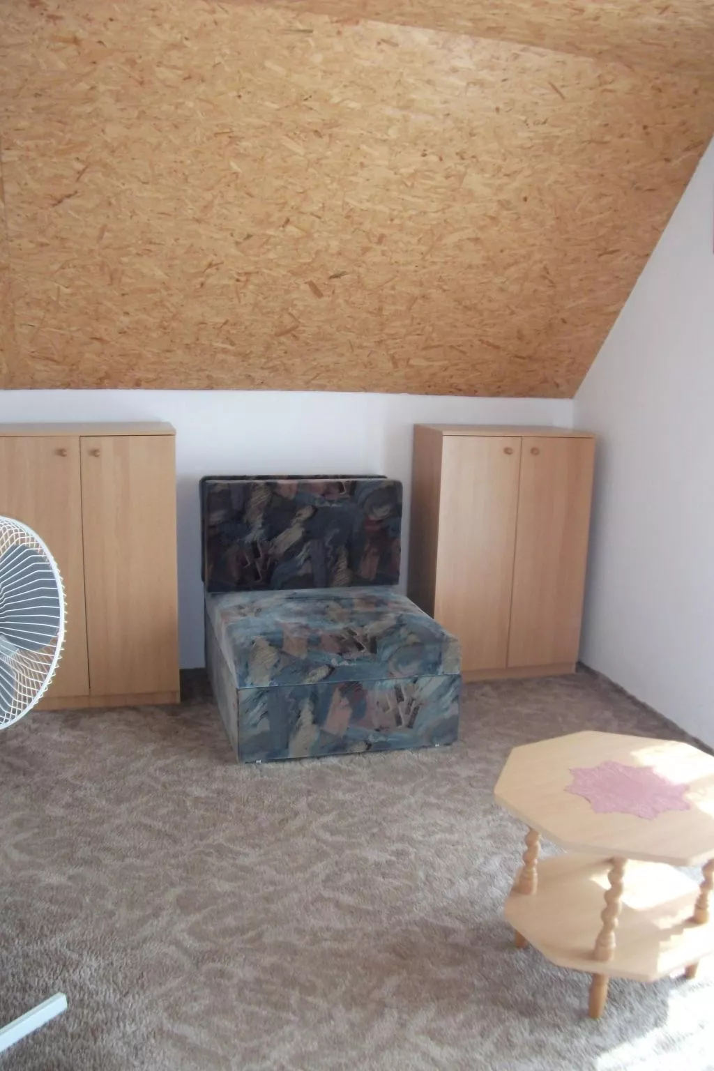 Mit Terrassen, Balkonen sowie Parkplatz-Dedans