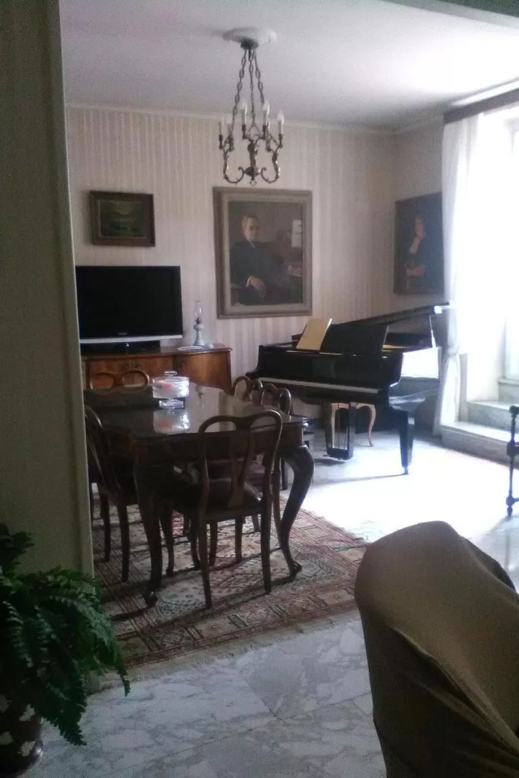 Nahe Rom mit Terrasse und einem Flügel-Inside