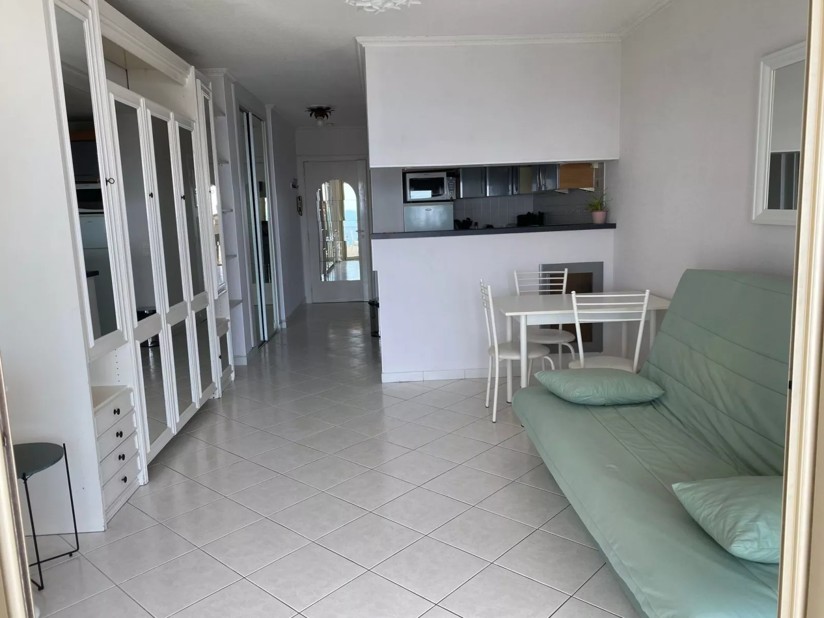 Studio-Apartment mit Blick auf das Wasser-Drinnen