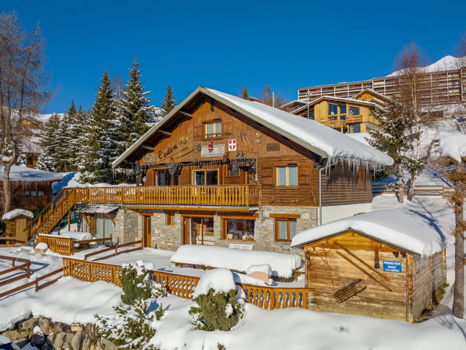 Erdgeschoss 110 m2 - 15 Personen - In der Nähe der Pisten-Draußen