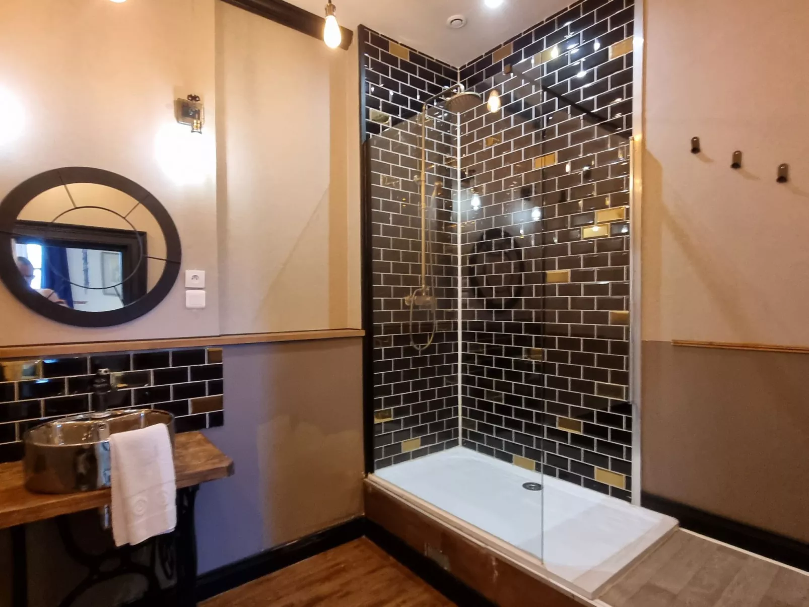 8-Zimmer-Schloss mit Pool und eigenem Park-Dedans