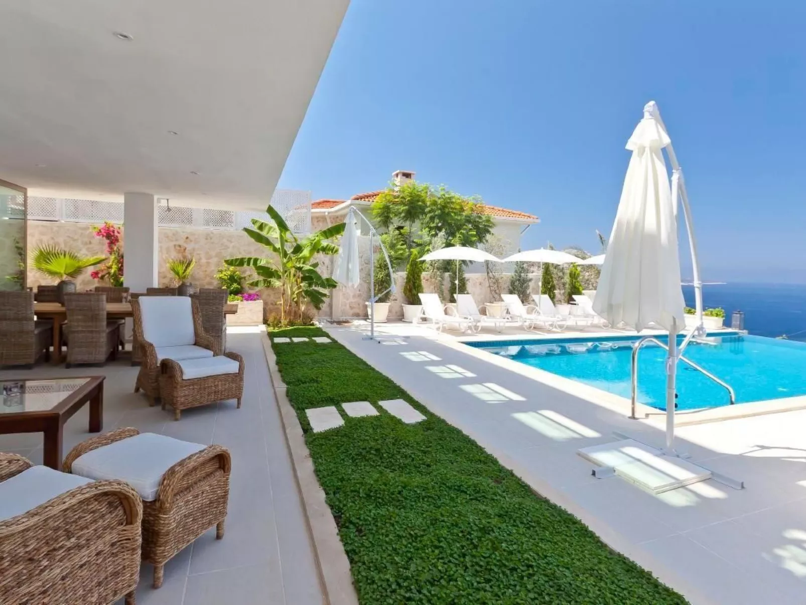 Ferienvilla mit Blick auf das Wasser-Dehors