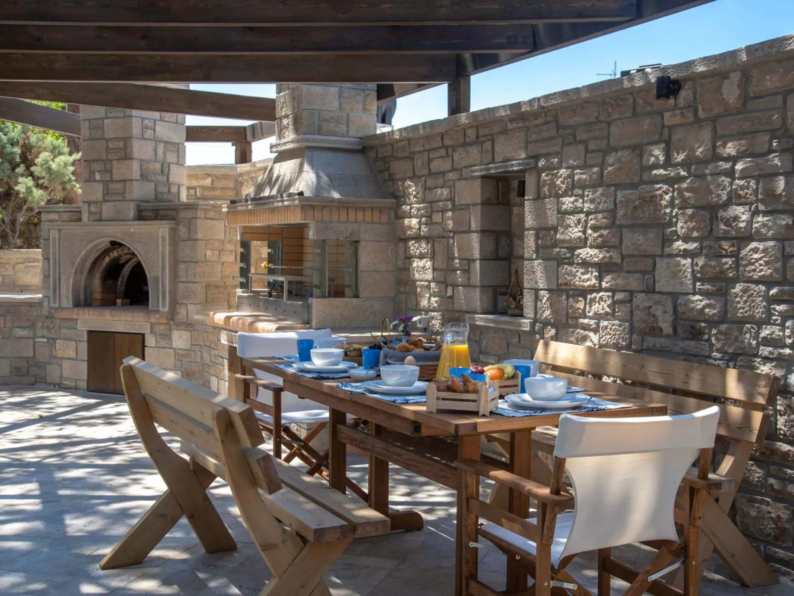 Luxuriöser Villenkomplex mit 14-16 Schlafzimmern in Strandnähe-Outside