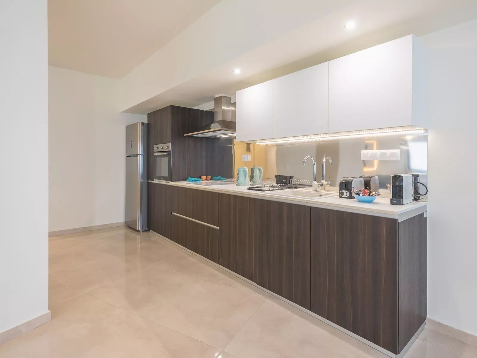 Stilvolle 2 Schlafzimmer, nur wenige Schritte von Fokionos Negri-Drinnen