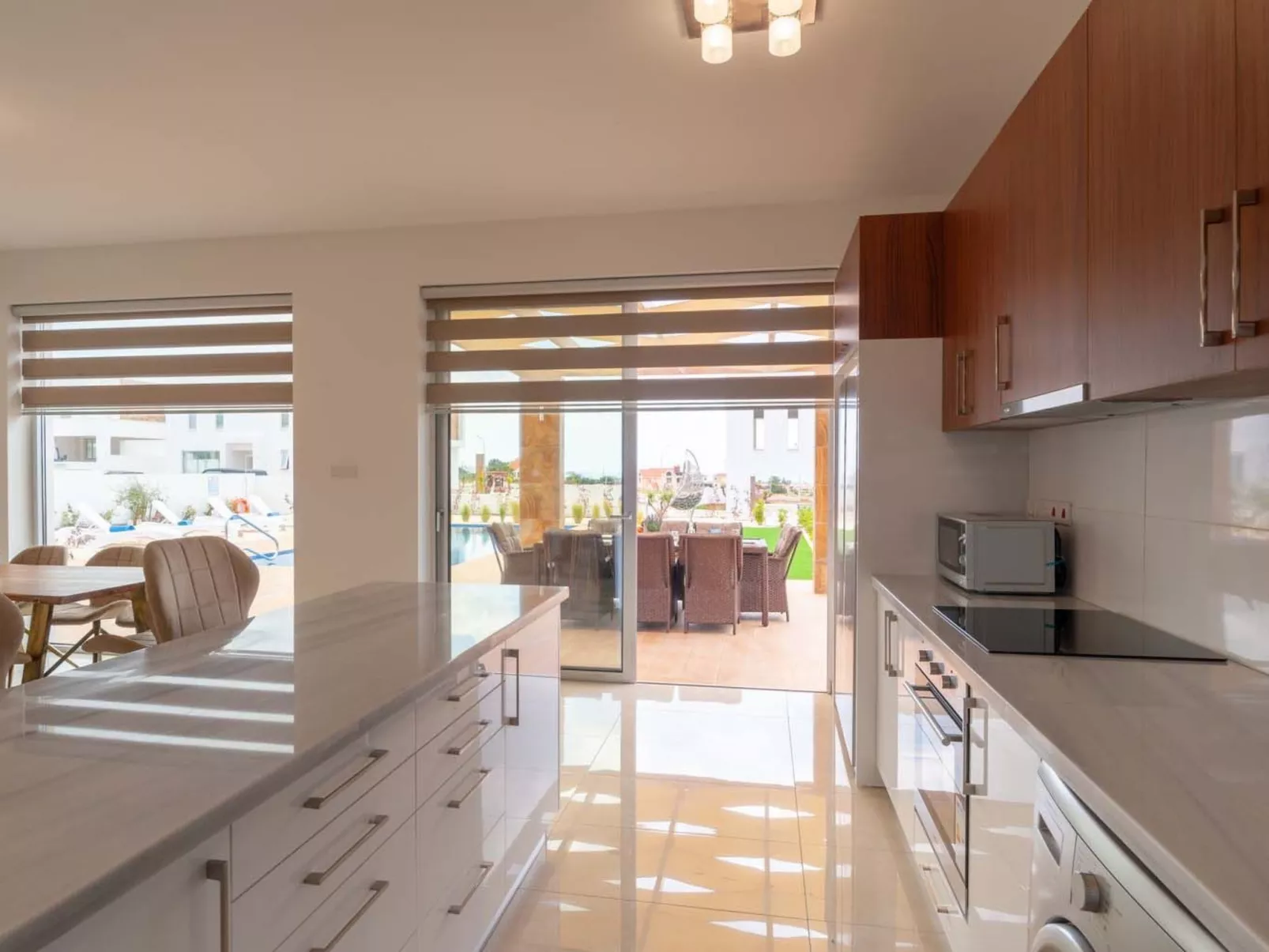 Coral Elite Residence mit Pool und Whirlpool-Dedans