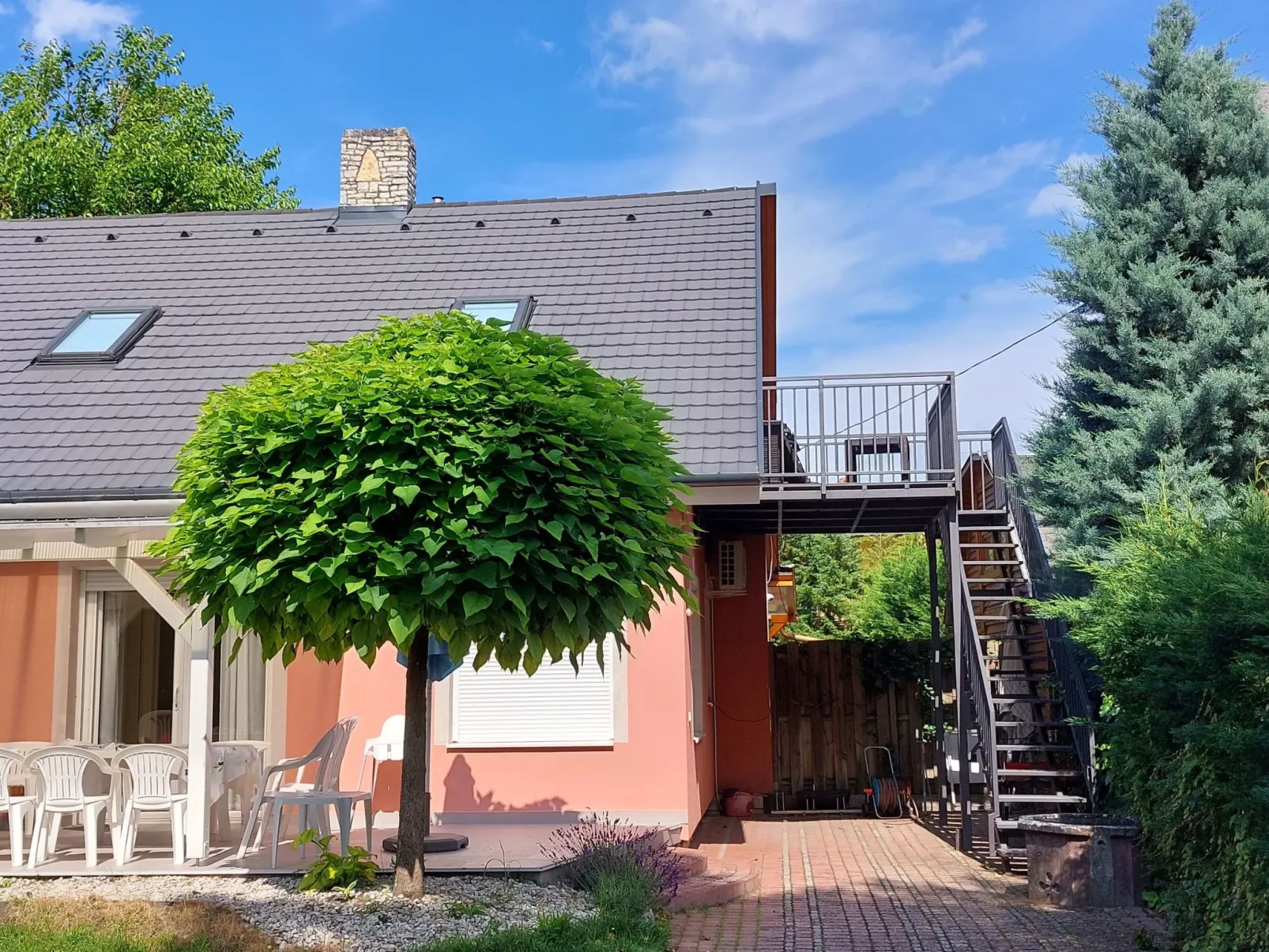 Mit gemeinschaftlichem Pool-Dehors