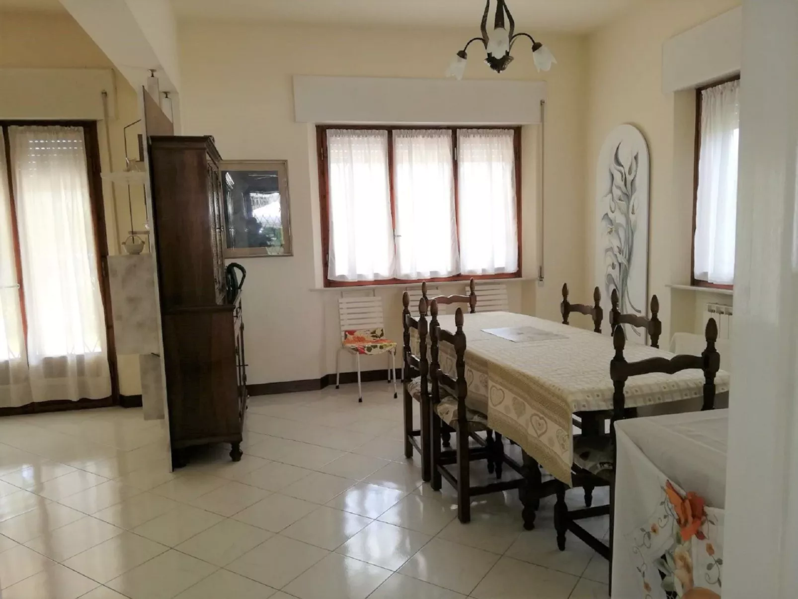 Ferienvilla mit Garten, Grill und Terrasse-Drinnen