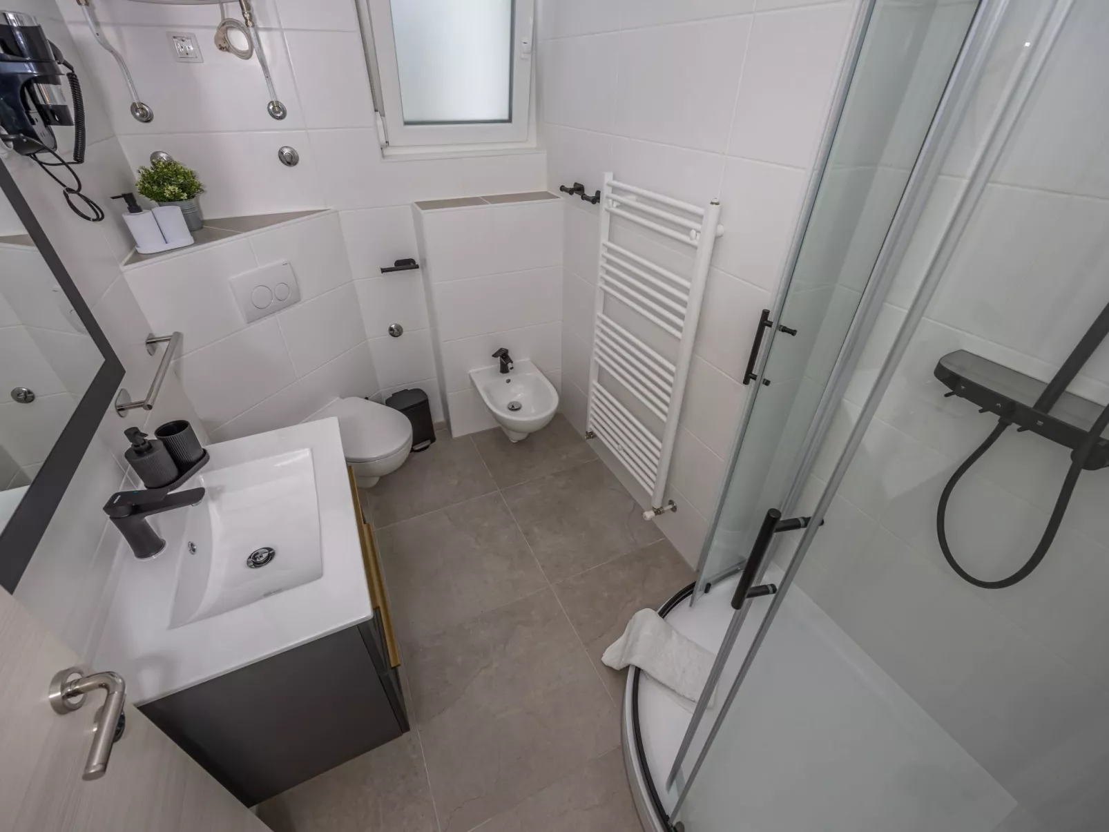 Familienappartement Balkon und Loggia mit Meerblick-Dedans