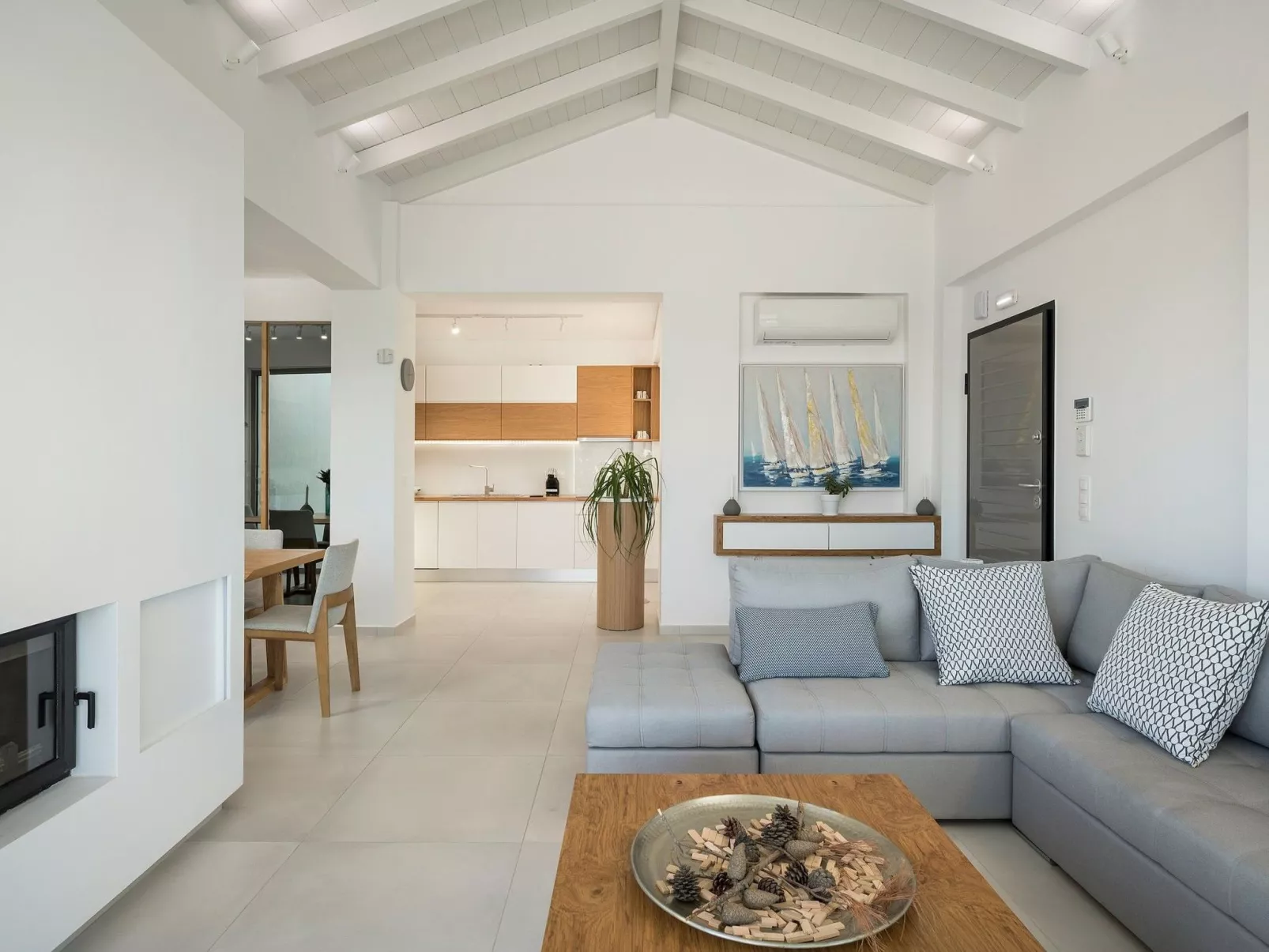 Villa White Harmony 6km vom Strand entfernt mit Pool-Dedans