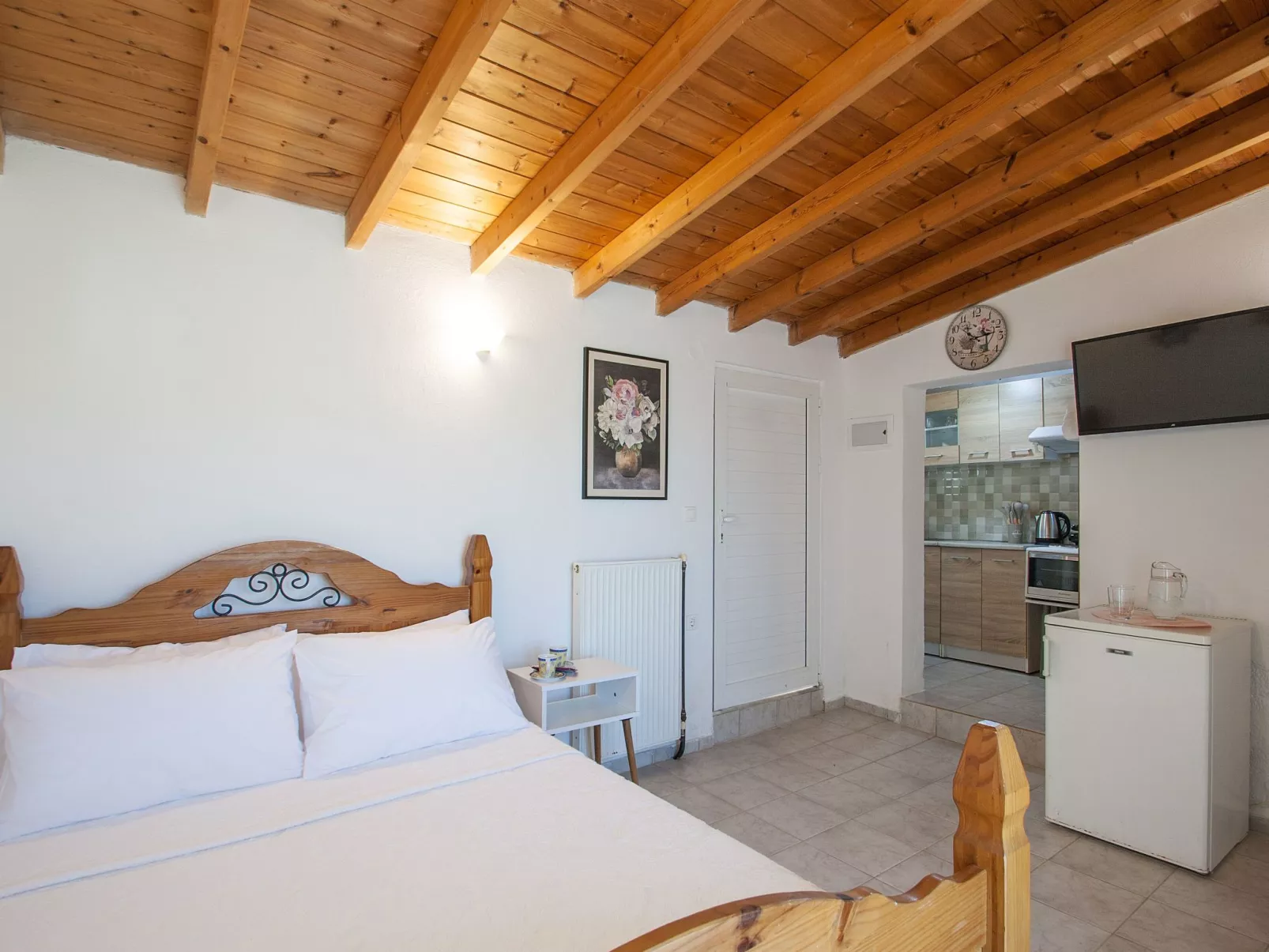 Berge und die ikonische Landebahn des Flughafens Skiathos-Dedans