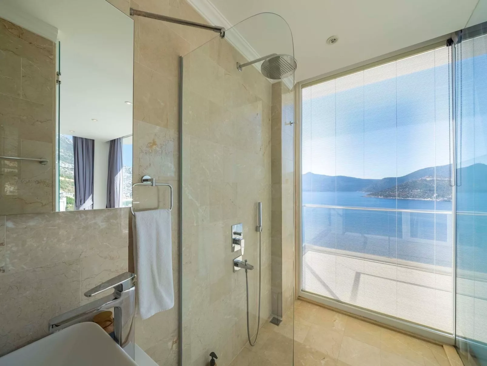 Große Villa direkt am Meer mit Infinitypool-Image-tags.info