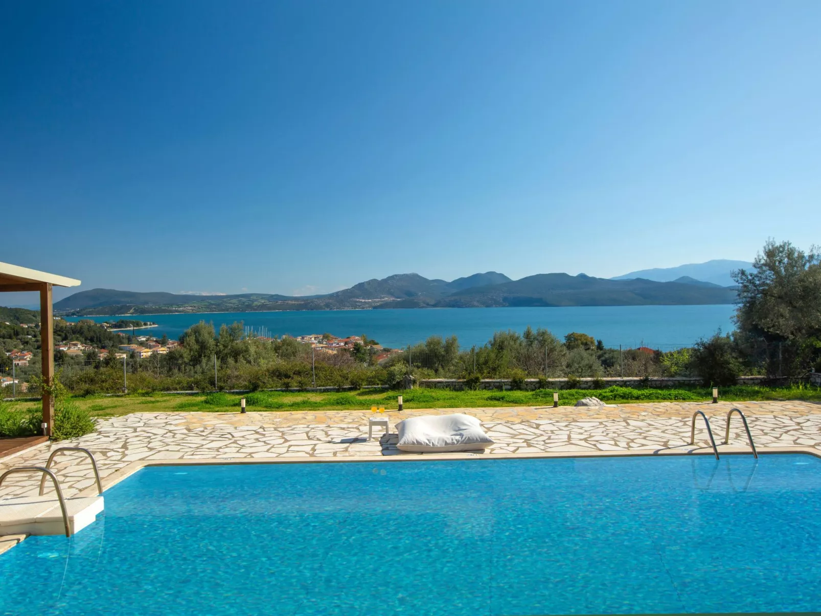 Artemis-Villa-Dehors