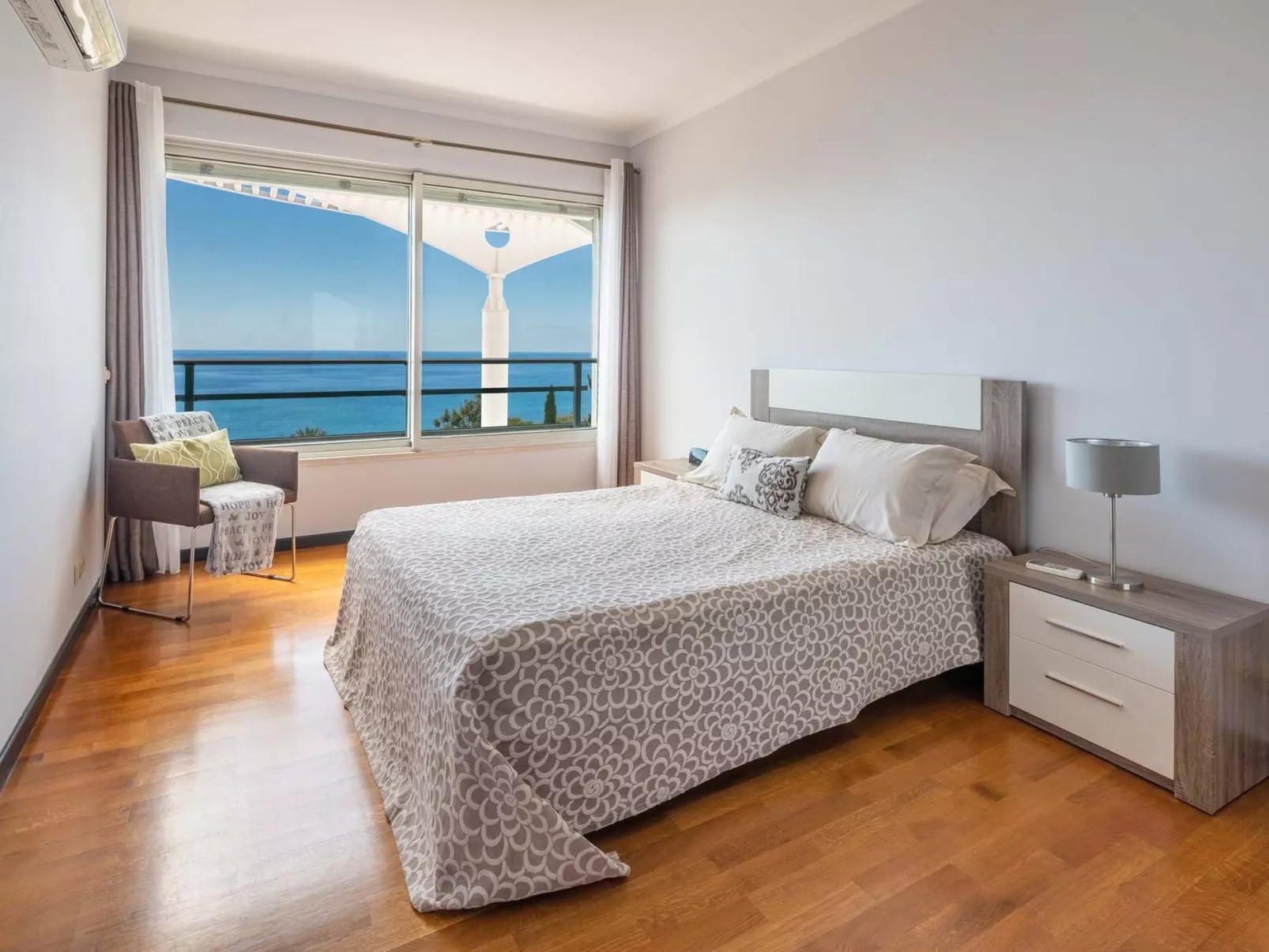 Modernes Terrassenapartment am Meer-Inside