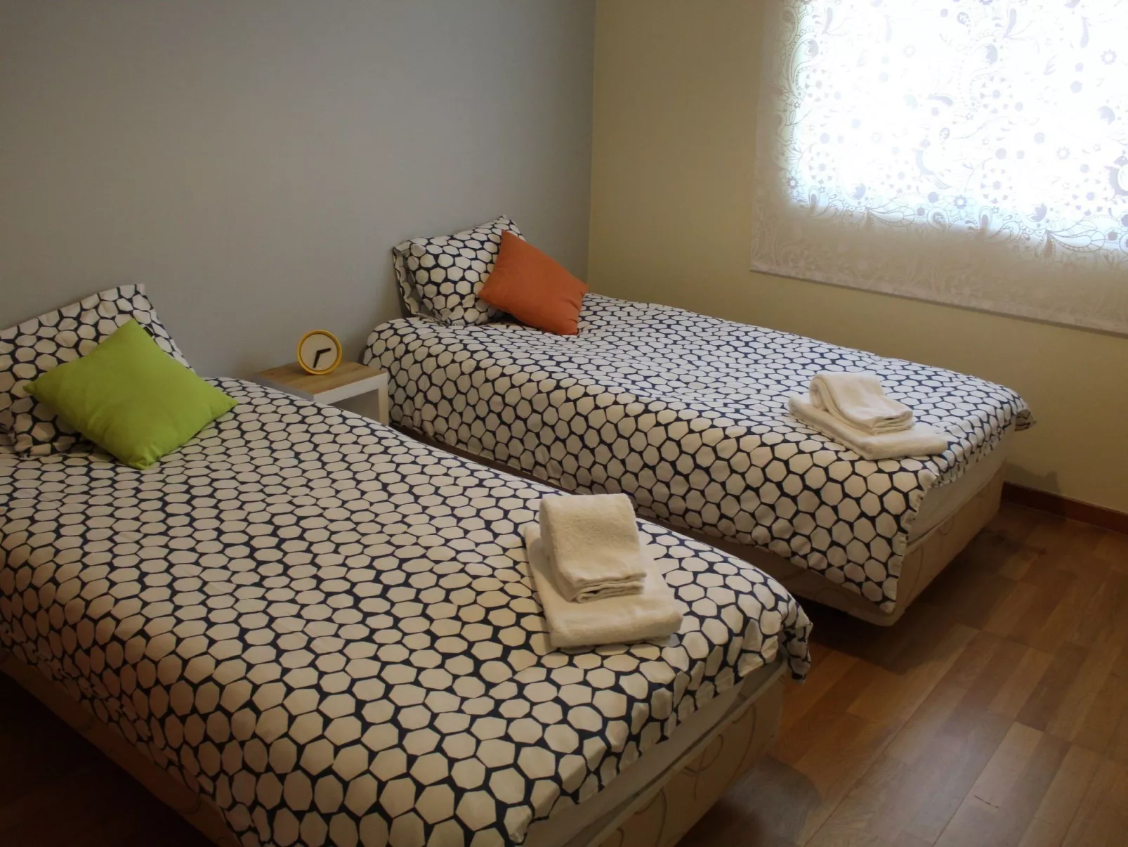 Zwei-Bett-Apartment mit großem Pool-Dedans