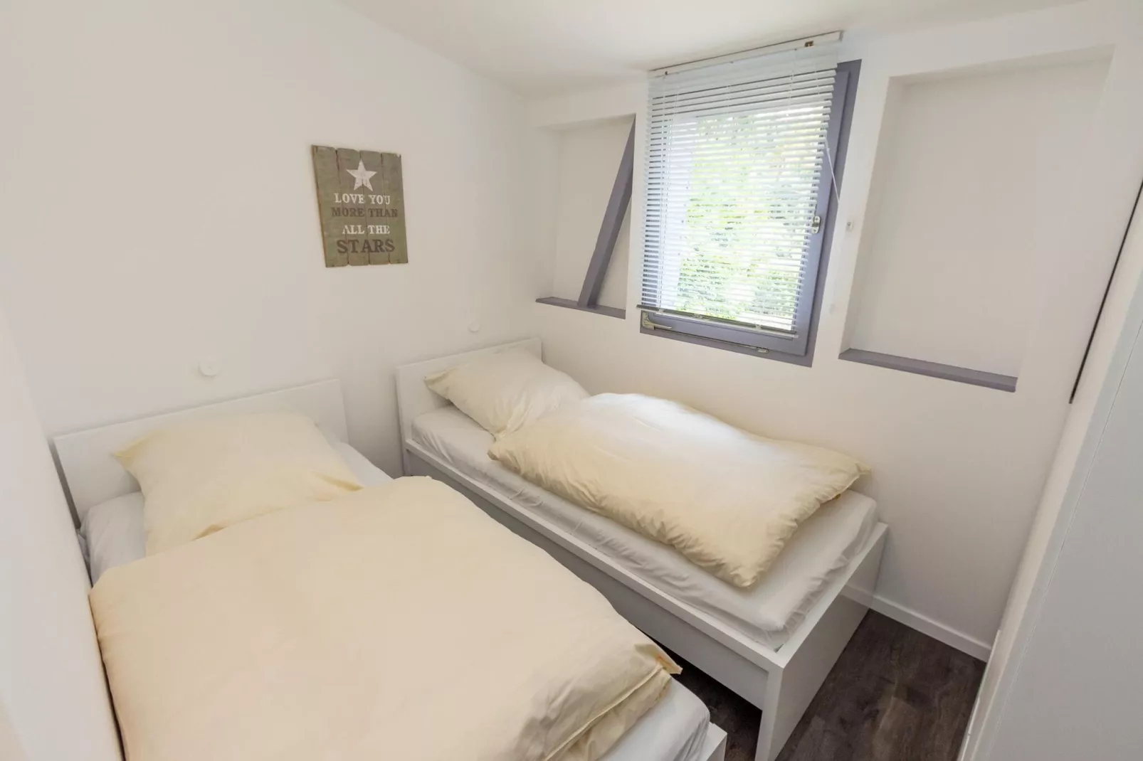Bungalow Typ B 4P - Camping Park in der Eifel-Schlafzimmer