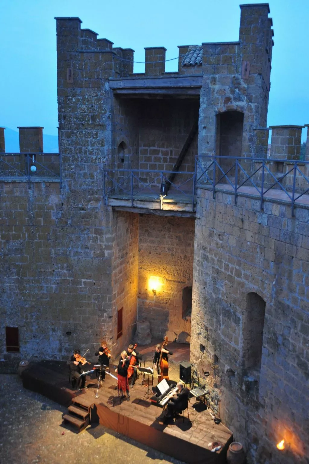 Komfortable Unterkunft in einem Schloss, Schwimmbad-Dehors