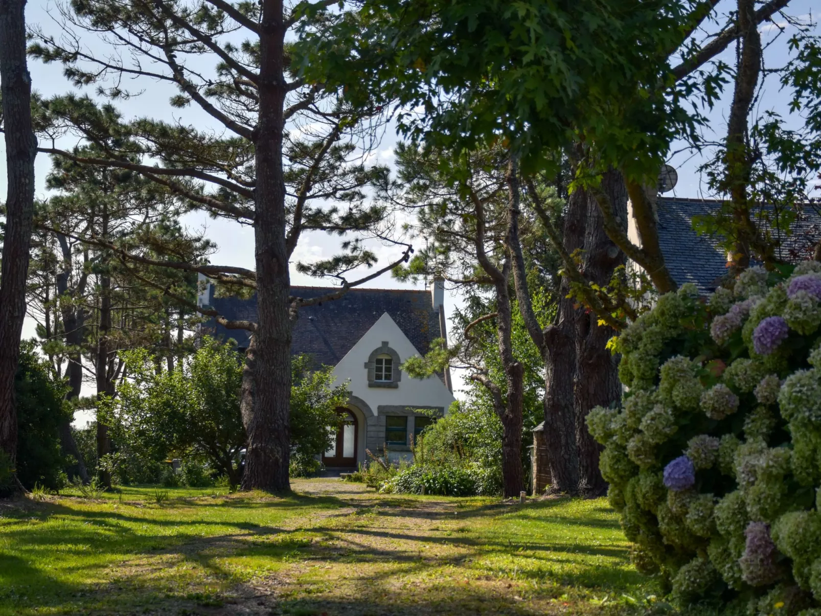 Villa mit großem Grundstück direkt am Mer-Draußen