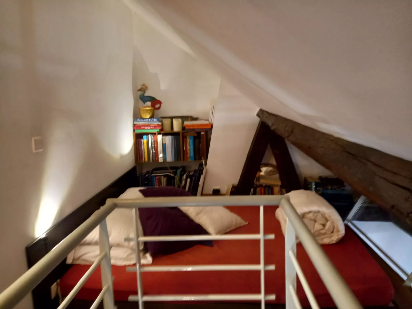 Schöner romantischer Blick auf die Seine-Drinnen