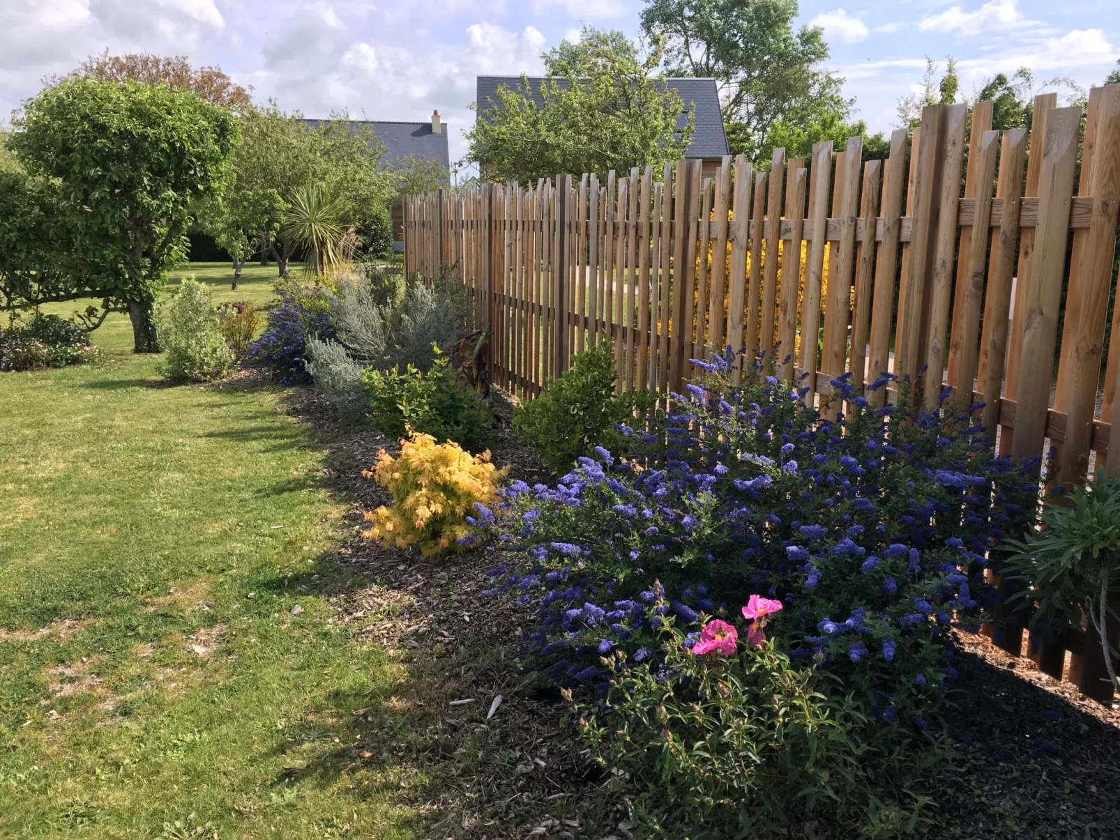 Charmantes Steinhaus in der Nähe des Meeres-Outside