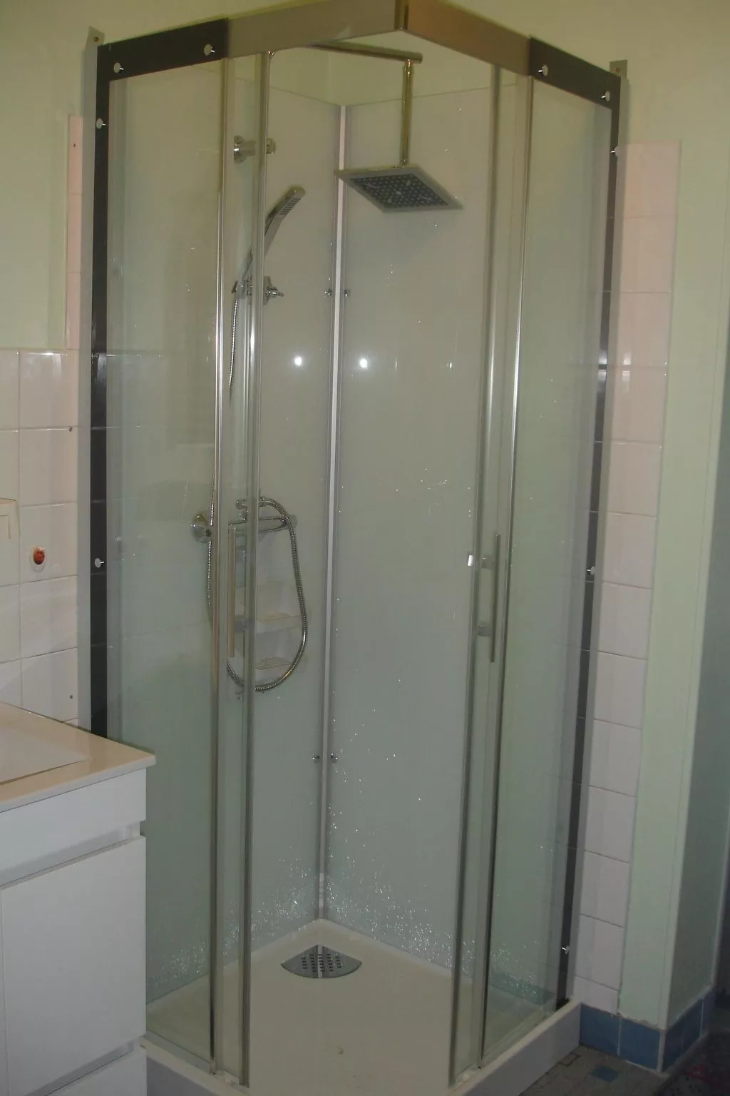 "Pavillon" mit eigenem Parkplatz-Drinnen