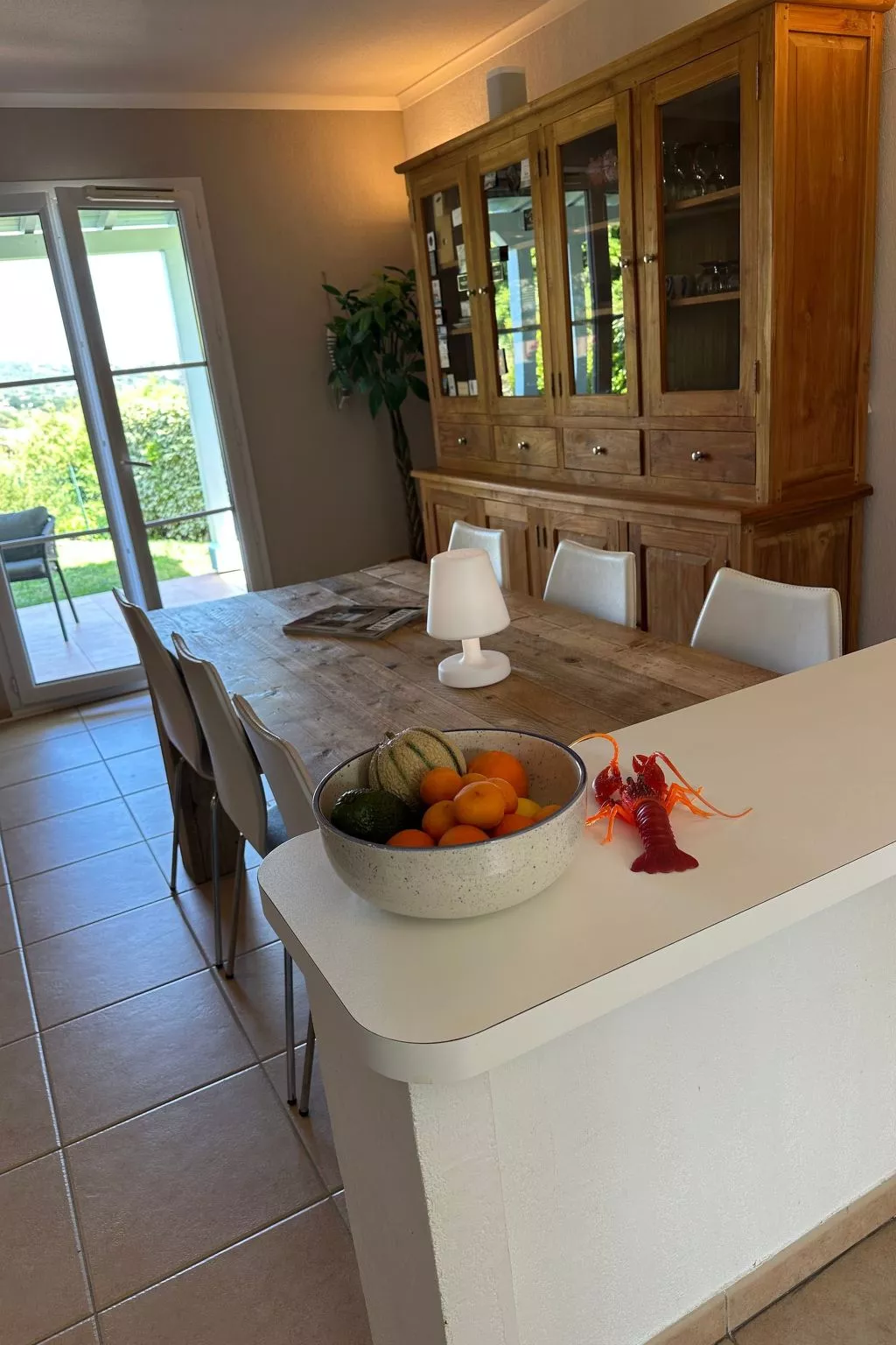 Mit Garten, Grill und Terrasse-Drinnen