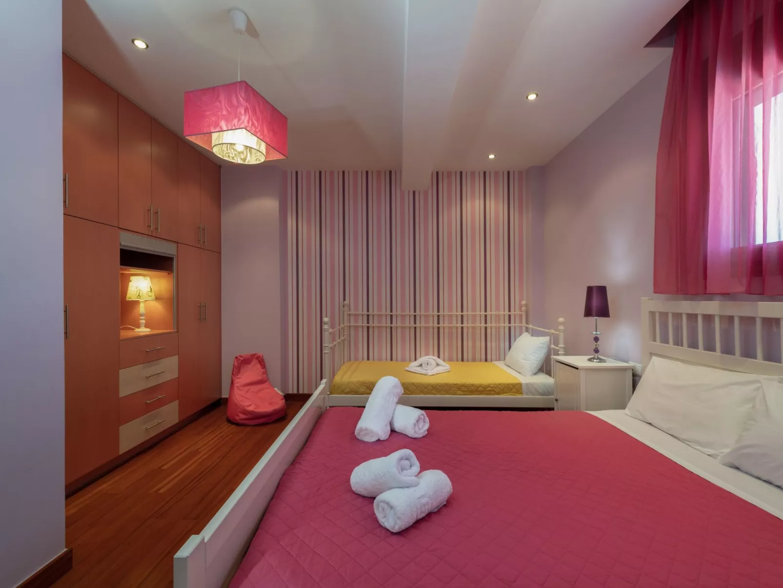 Familienvilla mit privatem Pool, Tischtennisplatte und Fußballtisch-Image-tags.info