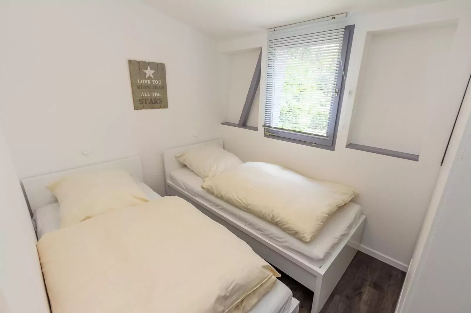 Bungalow Typ B 4P - Camping Park in der Eifel-Schlafzimmer