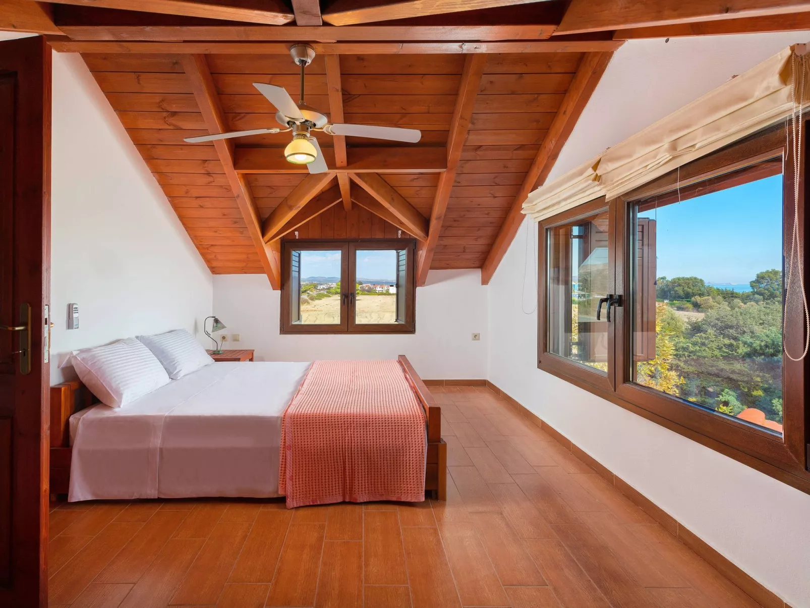 In Notia Rodos mit privatem Garten-Dedans