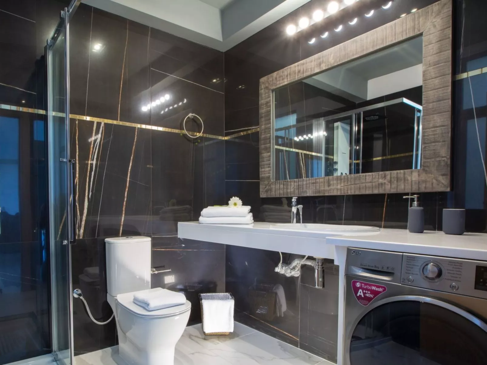 Milos Bay Villas- Brandneue moderne Villa mit spektakulärem Blick auf den Stran-Drinnen