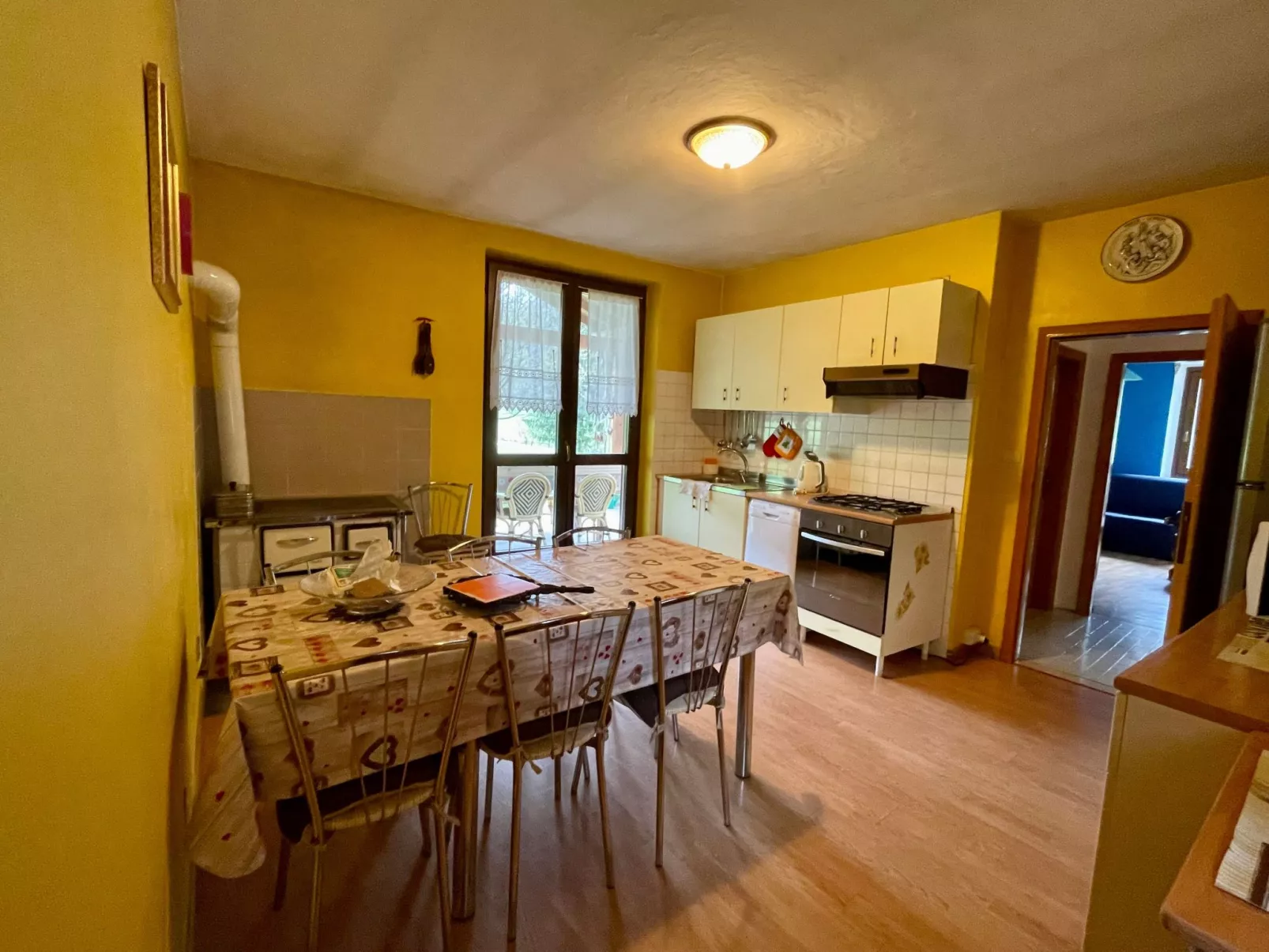 Gesegnet wie Frösche auf einem Seerosenblatt-Drinnen