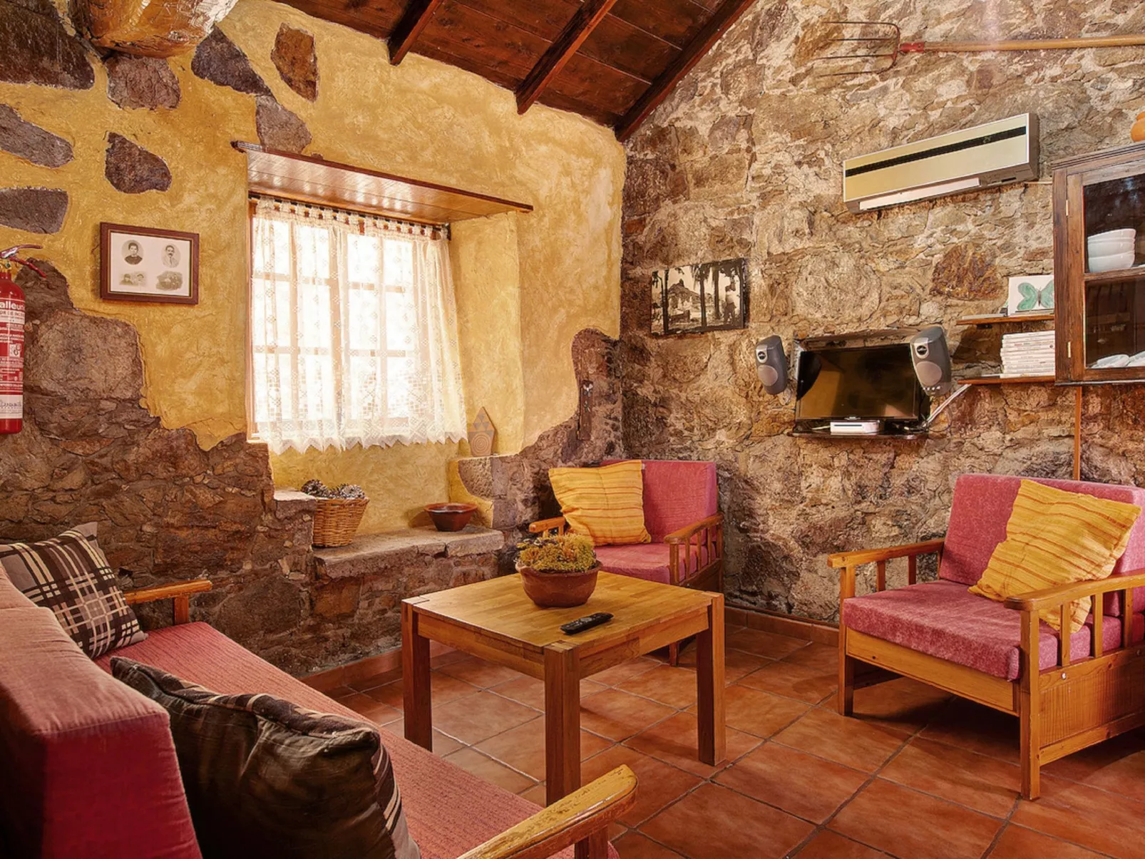 250 Jahre altes Steinhaus mit zwei Terrassen inmitten einer wunderbaren Naturla-Inside