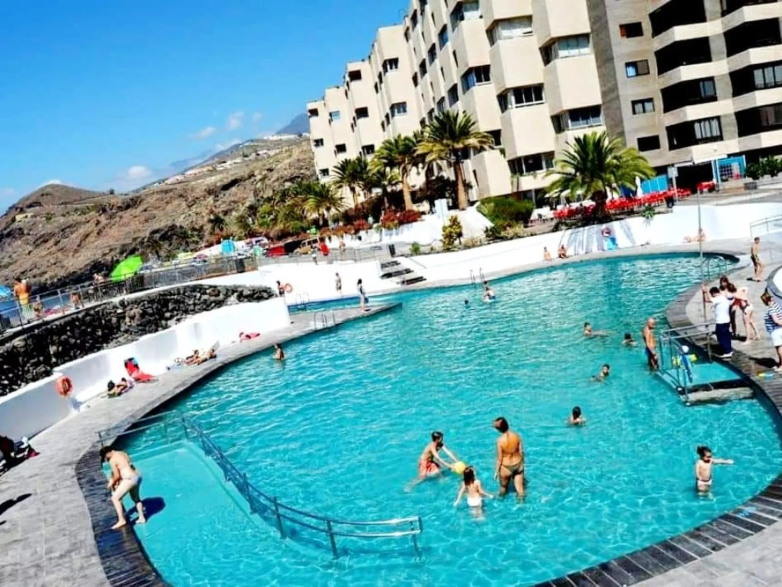 Luxuriöser Rückzugsort mit direktem Meerzugang und Pool-Outside