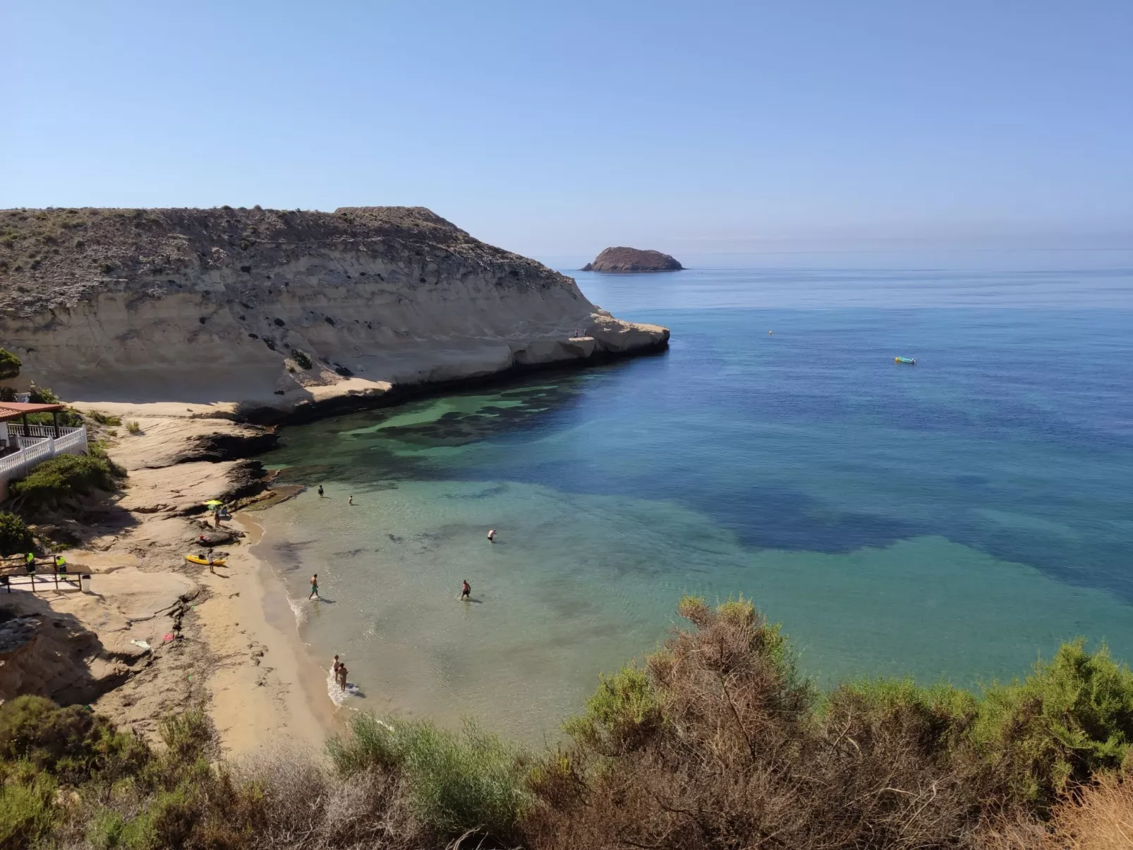 La Invincible Terreros in der 1. Reihe des Strandes-Outside