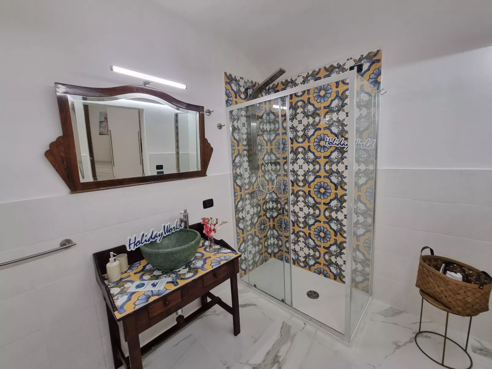 Donna Lidia von Holiday World-Inside