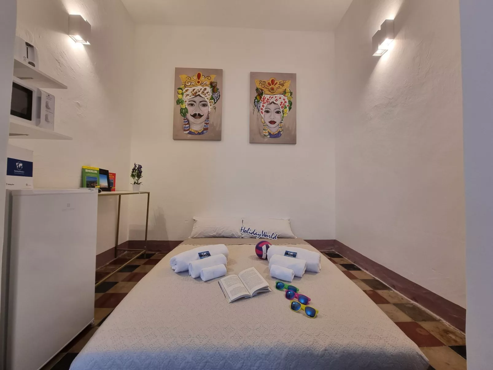 Donna Emma von Holiday World-Inside