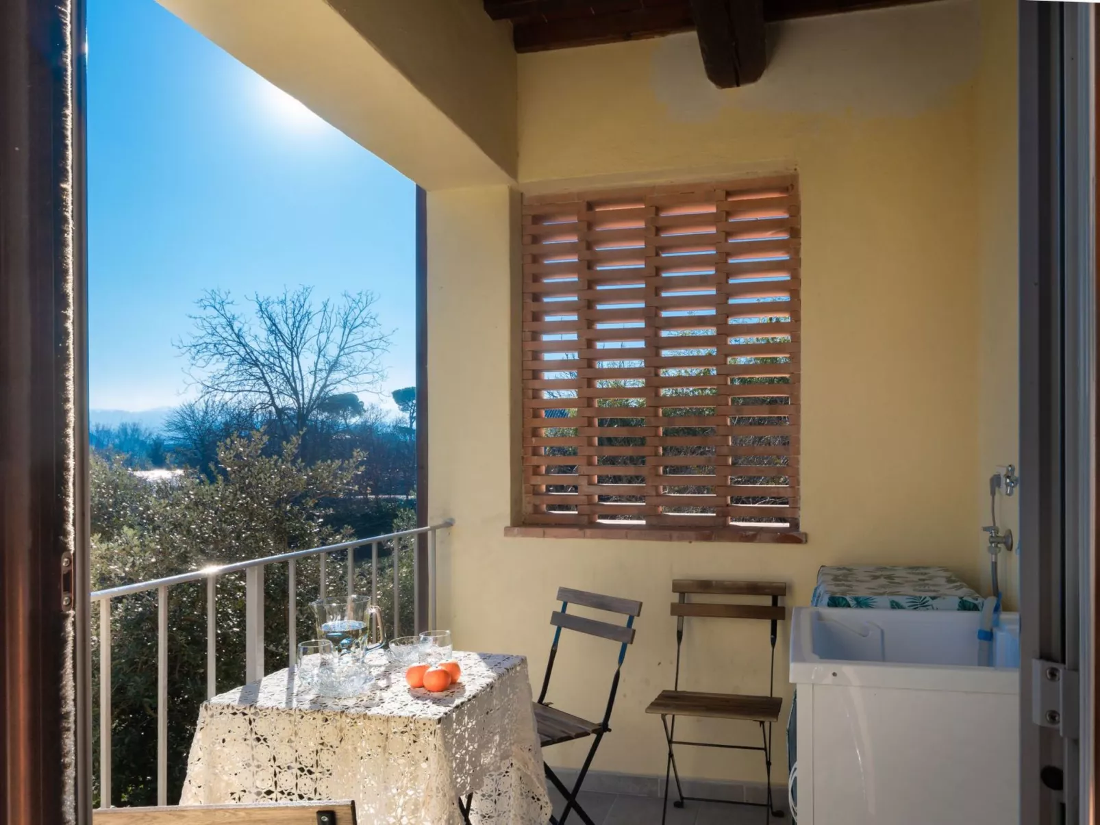 Modernes Haus mit Garten und privatem Parkplatz-Image-tags.info