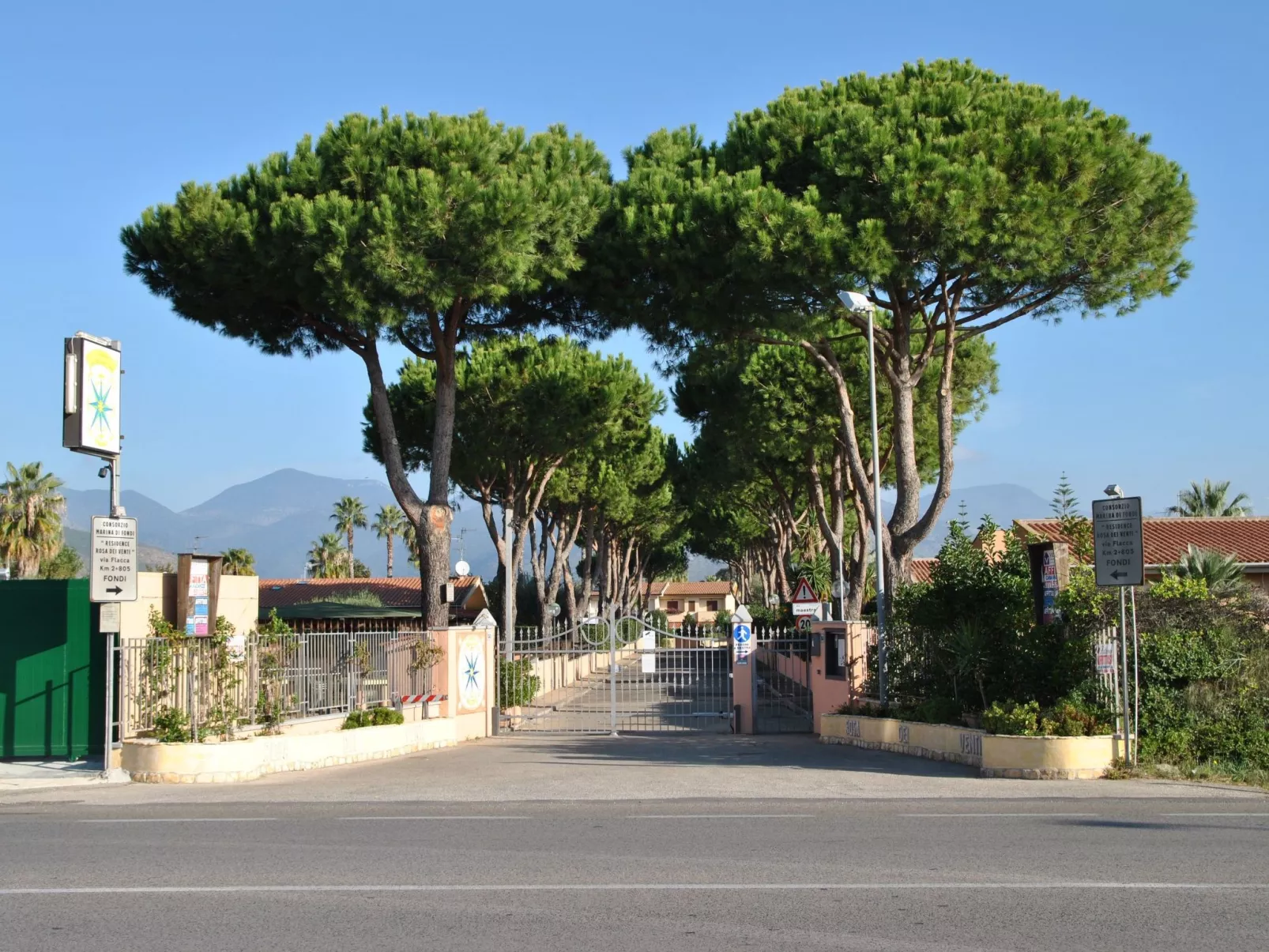 Charmantes Haus in Fondi mit überdachter Veranda-Image-tags.info